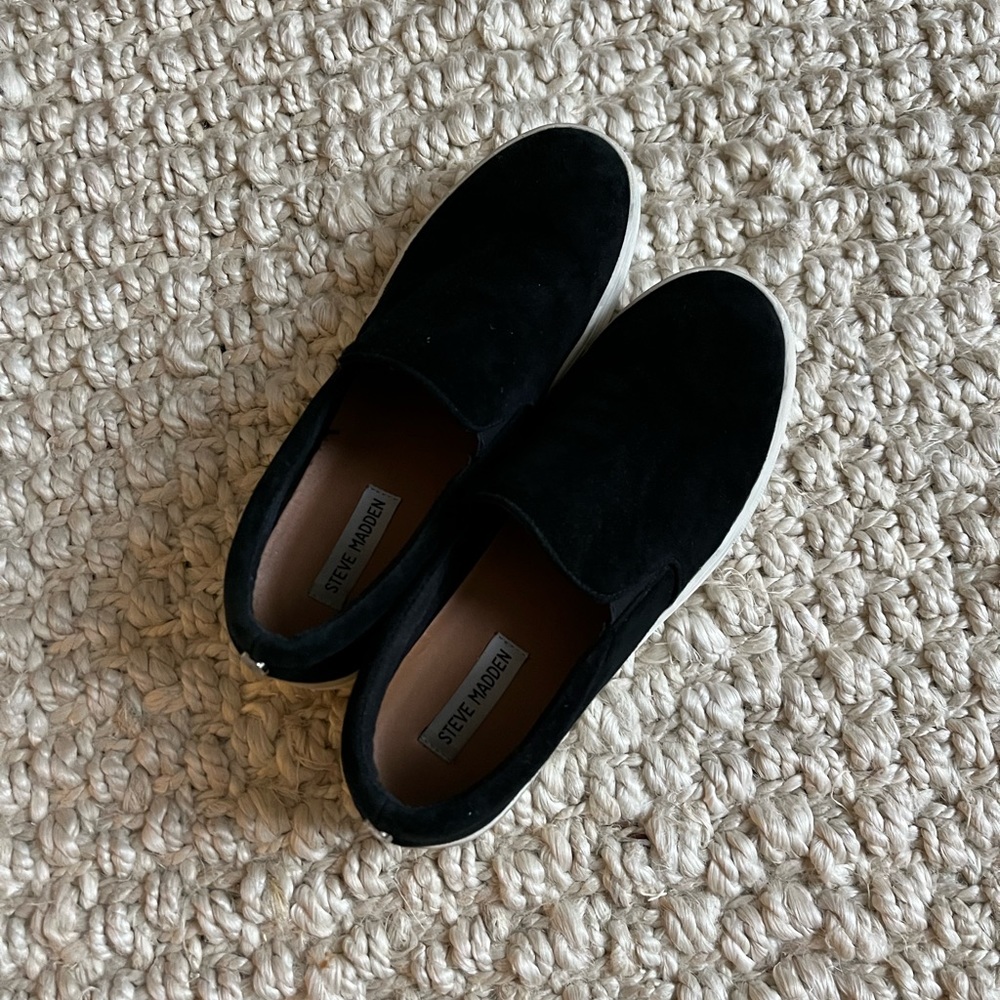 Steve Madden Gills Suede Sneaker